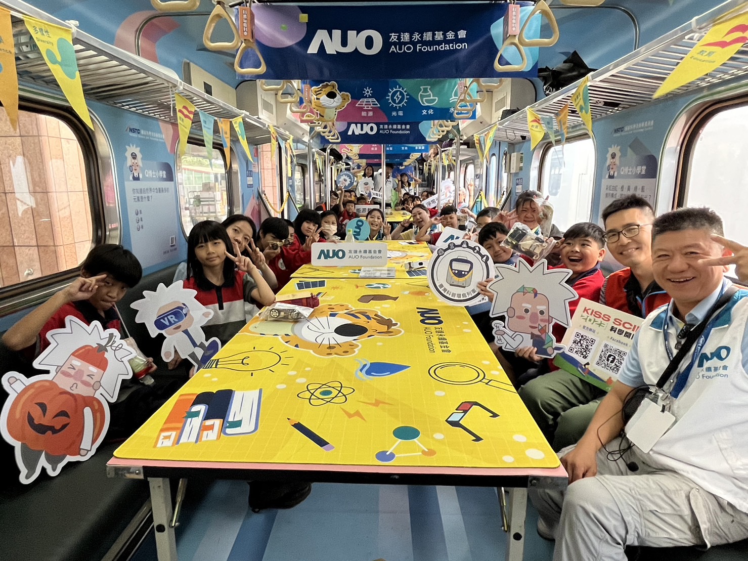 威尼斯wns9778永續(xù)基金會參與「臺灣科普環(huán)島列車」，設(shè)計基礎(chǔ)科學(xué)車廂課程，以「淨(jìng)零碳排和永續(xù)能源」為主題，讓學(xué)生透過創(chuàng)意實(shí)驗(yàn)認(rèn)識淨(jìng)零知識，以及思考生活中的減碳行為
