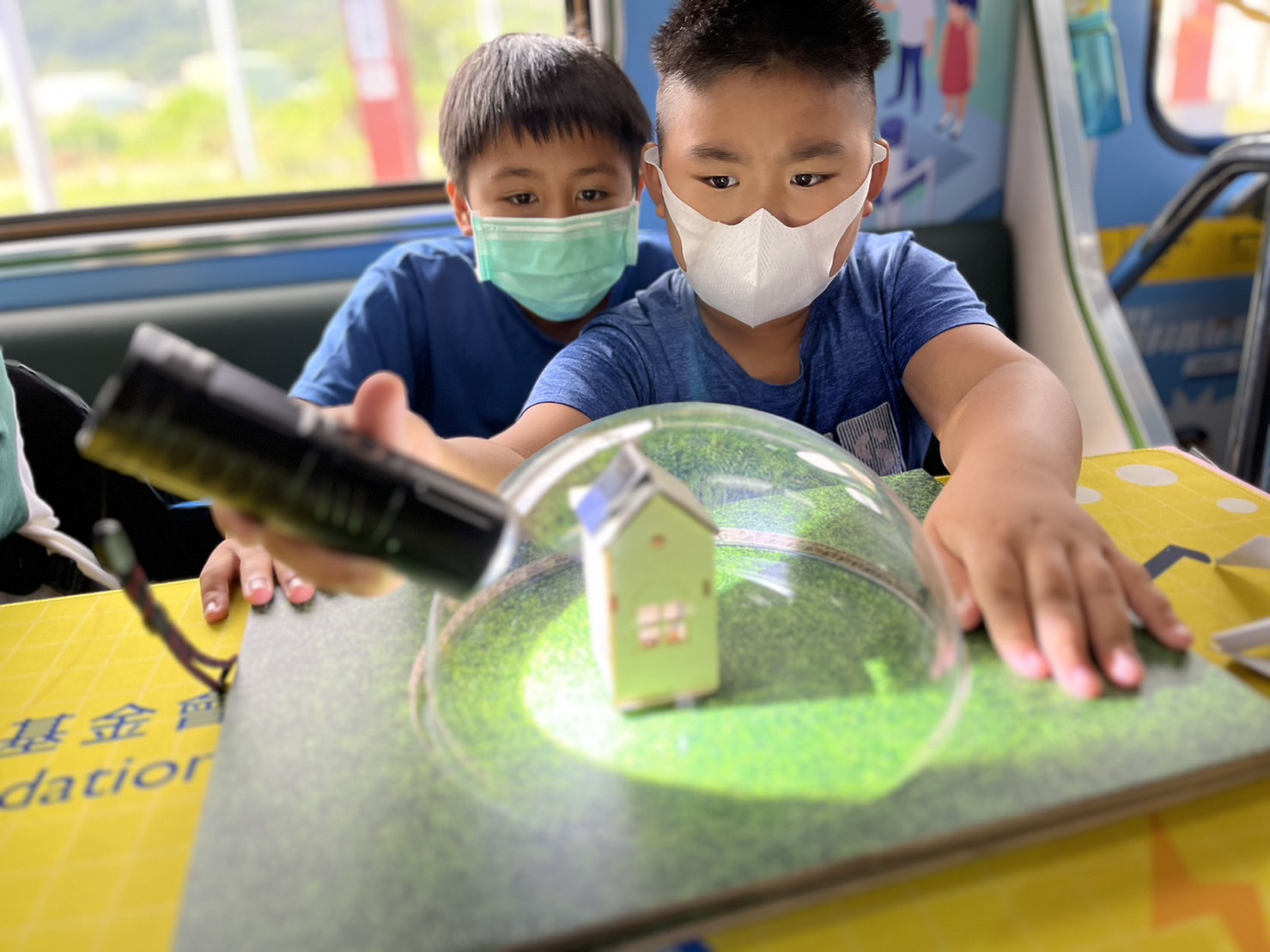 威尼斯wns9778參與基礎(chǔ)科學(xué)主題車廂，以STEAM教學(xué)精神，設(shè)計「逐日科學(xué)家」、「太陽能工程師」以及「淨(jìng)零建築師」三大能源科普課程和實(shí)驗(yàn)