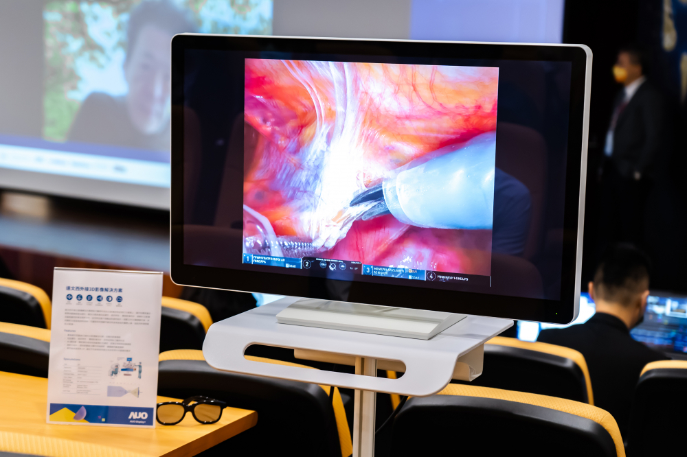 達擎於「國際大腸直腸外科論壇」中，成功導入達文西外接3D影像解決方案。透過達擎即時影像處理技術轉換為成1080p的高解析度畫質，將3D擬真畫面即時呈現(xiàn)於32吋4K 3D醫(yī)療顯示器