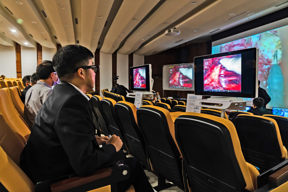 達擎之「達文西外接3D影像解決方案」，將達文西手術機器手臂的3D影像即時連線轉播，在會議室觀摩的醫(yī)師們只要戴上偏光眼鏡，就能與執(zhí)刀醫(yī)師看到同步的3D立體影像，如臨操作臺現(xiàn)場，縮短達文西手術的學習曲線