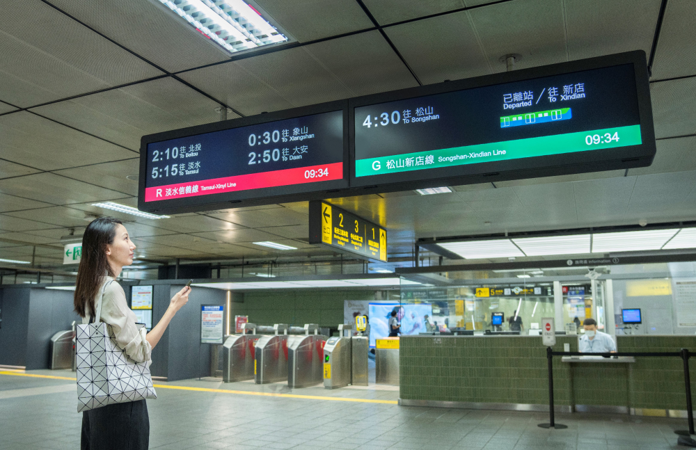 達擎TARTAN顯示器的特殊長條型比例非常適合空間與高度有限的大眾運輸場域應用，具備工業(yè)等級高品質、高亮度、高解析與高色彩飽和度等優(yōu)勢，打造都會智能車站新風貌。