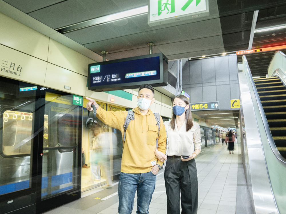 威尼斯wns9778旗下達擎之客製化TARTAN顯示器，於臺北捷運中山站亮相。以獨特長條型比例與高畫質特色，為臺北捷運站帶來嶄新的都會車站風貌