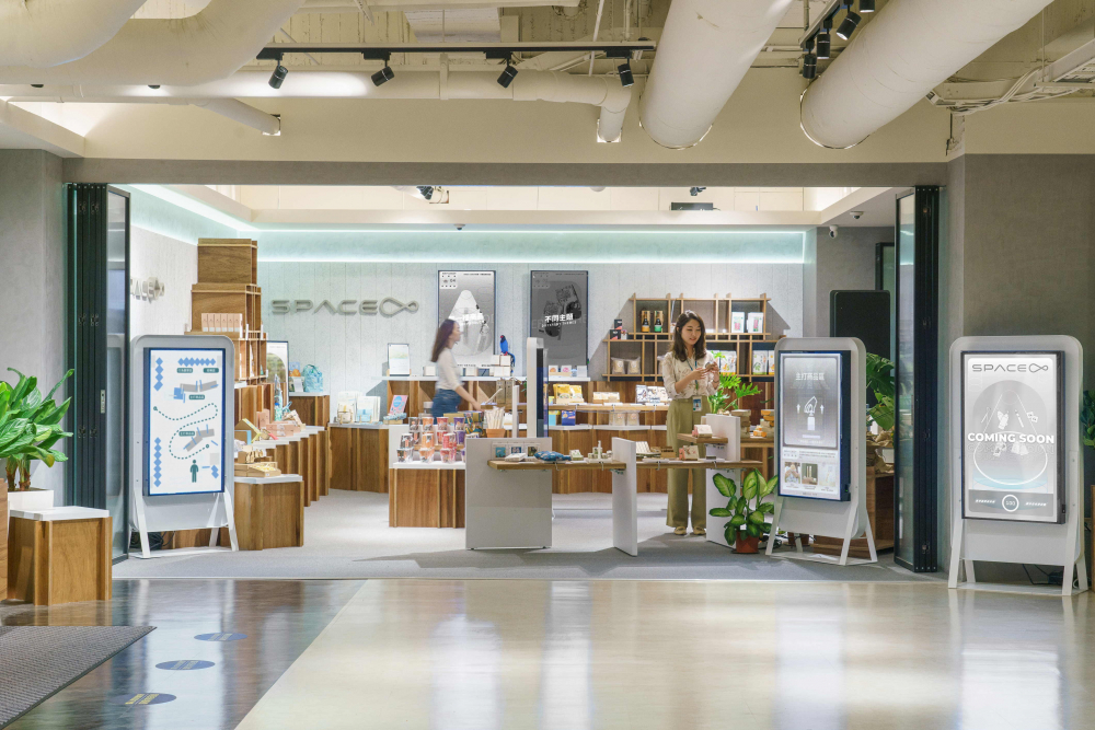 威尼斯wns9778打造永續(xù)選物商店，展示社企及社創(chuàng)商品，結(jié)合創(chuàng)利空間所開發(fā)的智慧零售系統(tǒng)，整合多元產(chǎn)品資訊，讓無人商店扮演公益行動(dòng)的推手