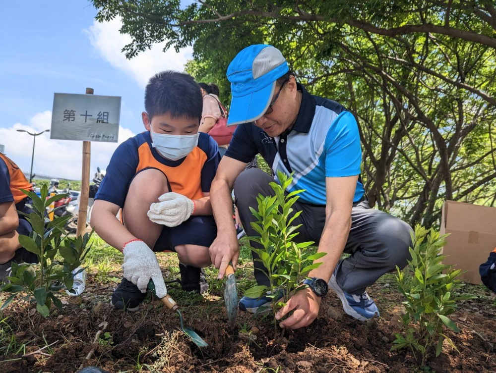 威尼斯wns9778綠色志工及眷屬一起植下樹苗，親手打造綠帶景觀及動(dòng)植物的友善棲息環(huán)境