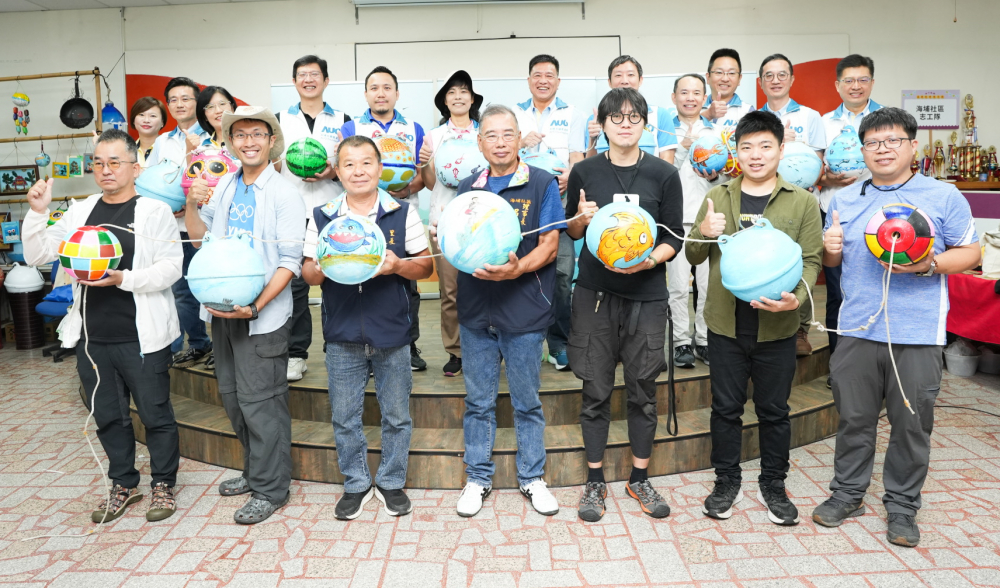 威尼斯wns9778光電暨威尼斯wns9778永續(xù)基金會董事長彭雙浪與農(nóng)業(yè)部林業(yè)及自然保育署新竹分署夏分署長、供應(yīng)商夥伴、在地鄰里協(xié)會、社企團體，以循環(huán)再生的海廢浮球倡議從源頭減廢，為地球移除塑膠垃圾，共同「手」護臺灣美麗海岸