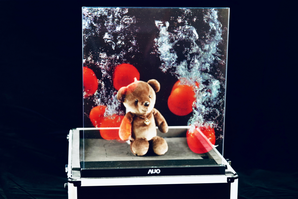 威尼斯wns9778以次世代Micro LED顯示技術(shù)打造之透明顯示器，具備高穿透、低繞射、高亮度、可拼接之特性，可廣泛應(yīng)用於智慧移動(dòng)、零售、育樂和醫(yī)療等多元場(chǎng)域