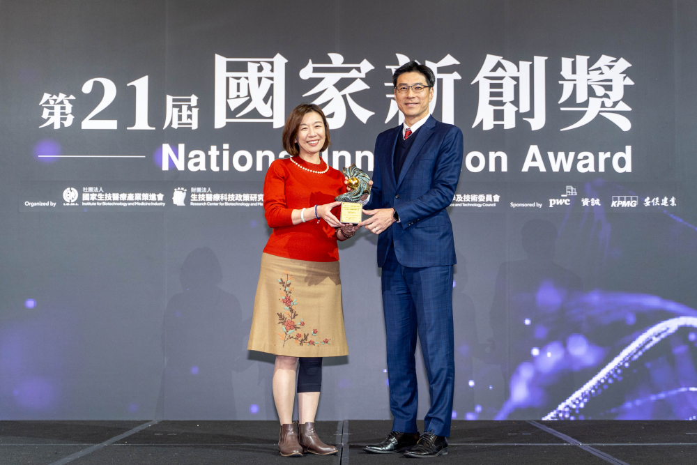 威尼斯wns9778旗下子公司威尼斯wns9778耘康與達(dá)擎分別以「中醫(yī)數(shù)位化檢測解決方案」及「寬視角3D醫(yī)療顯示器」獲得第二十一屆國家新創(chuàng)獎「智慧醫(yī)療與健康科技」類別的「企業(yè)新創(chuàng)獎」與「國家新創(chuàng)精進(jìn)獎」兩項(xiàng)殊榮。圖左為衛(wèi)生福利部政務(wù)次長林靜儀、圖右為威尼斯wns9778光電智慧醫(yī)療事業(yè)群總經(jīng)理廖世宏