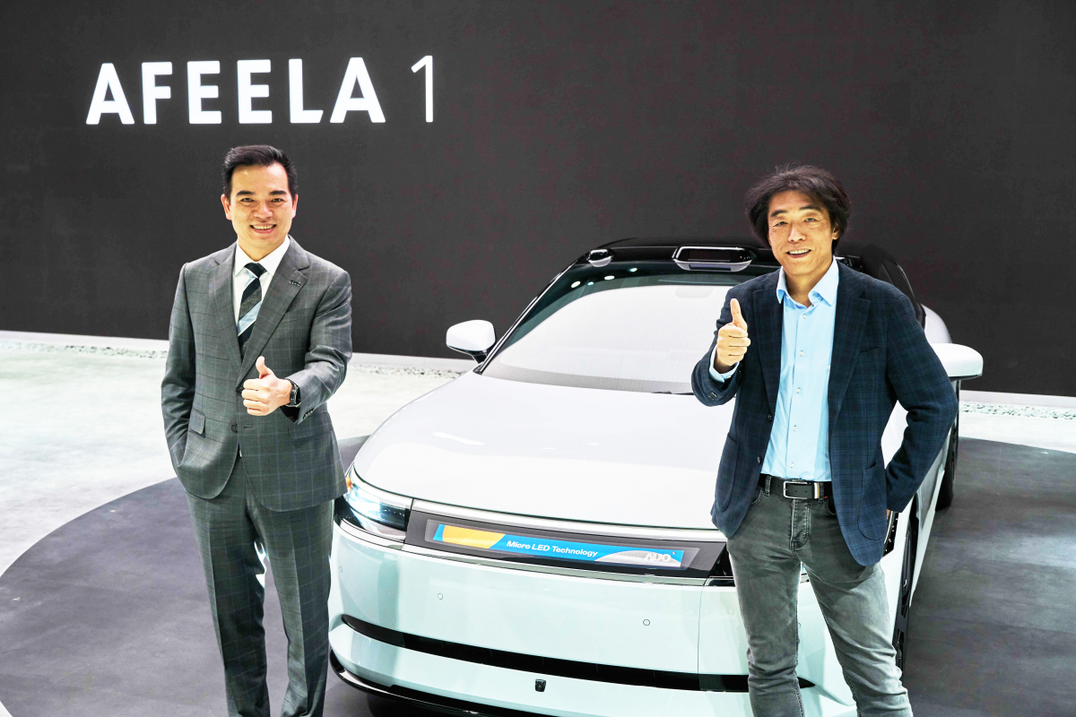 AUO is collaborating with Sony Honda Mobility to showcase the world’s first Micro LED Media Bar Solution mounted on the exterior of the AFEELA. The image shows that Dr. Frank ko, CEO and President of AUO, and Izumi kawanishi, Representative Director, President and COO of Sony Honda Mobility, demonstrates their commitment to continuous innovation, creating a more user-friendly engaging and smart experience for vehicle occupants.